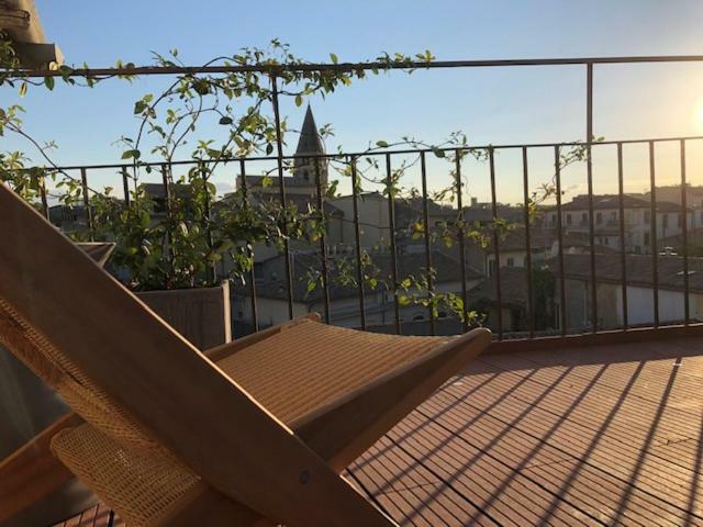 Appartement Avec Terrasse Panoramique Au Coeur De นีมส์ ภายนอก รูปภาพ